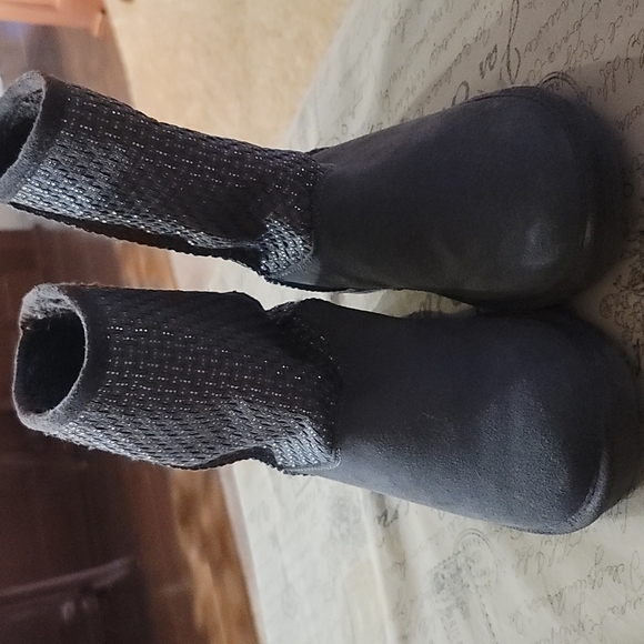 EUC Grey and Silver Skechers Short Boots Size 8 Leather Uppers - Picture 1 of 7